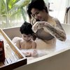 Mandi Bareng Anak di Bathub Sampai Renang, Ini Potret Keseruan Sheila Marcia saat Staycation di Bali