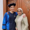 Cantiknya Enzy Storia di Momen Wisuda, Tampil Anggun Berkebaya Pakai Toga