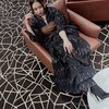 Potret Adinda Azani Hadiri Gala Premier Film Saranjana di Malaysia