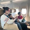 Intip Yuk Potret Santai Paula Verhoeven Momong Anak di Pesawat, Sangat Tenang Meski Tanpa Babysitter! 