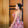 8 Potret Wika Salim Pakai Dress Bunga-Bunga saat Manggung di Balikpapan, Cakep Banget!