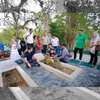 10 Potret Ayu Dewi dan Regi Datau Pulang Kampung ke Gorontalo, Sempatkan Ziarah ke Makam Leluhur