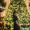 7 Potret Jisoo BLACKPINK di Depan Pohon Natal, Tampak Anggun dan Penuh Cahaya