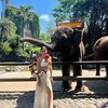 Potret Shenina Cinnamon Main ke Kebun Binatang, Body Goalsnya Jadi Sorotan