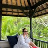 Nikmati Ombak dan Pasir Putih Pulau Dewata, Ini Potret Cantik Enzy Storia saat Jalan-Jalan ke Bali