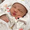 Potret Terbaru Anang Hermansyah Bareng Cucu ke-2, Azura Makin Menggemaskan Banget