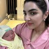 Potret Terbaru Anang Hermansyah Bareng Cucu ke-2, Azura Makin Menggemaskan Banget