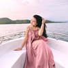 Pancarkan Cantik Alami, Ini Potret Nathalie Holscher Pose di Atas Kapal sambil Pamer Tato