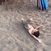 Potret Menggemaskan Rayden Anak Kimberly Ryder Saat Bermain Pasir di Pantai hingga Guling-Guling! 