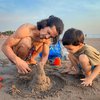 Potret Menggemaskan Rayden Anak Kimberly Ryder Saat Bermain Pasir di Pantai hingga Guling-Guling! 