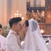 So Sweet dan Bikin Baper, Ini 12 Wedding Kiss Selebriti Tanah Air