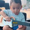 Kumpulan Potret Gemas Baby L Main Gitar, Udah Cocok Jadi Musisi Berbakat Belum Nih?