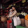 Super Mama, Ini Potret Jennifer Bachdim Ajak Anak Belanja di Pasar Sambil Pungut Sampah di Bibir Pantai