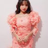 Intip Pemotretan Fuji Pakai Dress Bunga-Bunga, Parasnya Mirip Boneka!