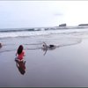 Potret Arumi Bachsin Tampil Santai di Pantai, Sederhana Pakai Jeans dan Sneakers Temani Anak Main Layangan