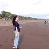 Potret Arumi Bachsin Tampil Santai di Pantai, Sederhana Pakai Jeans dan Sneakers Temani Anak Main Layangan