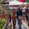 Langsung Akrab Sama Para Pedagang, Ini Potret Nafa Urbach saat ke Pasar Tradisional Pakai Kebaya Hitam