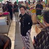 Langsung Akrab Sama Para Pedagang, Ini Potret Nafa Urbach saat ke Pasar Tradisional Pakai Kebaya Hitam