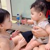 8 Potret Terbaru Baby Gendhis dan Kenes yang Makin Gemoy, Duo Bule Jawa Kesayangan Nella Kharisma