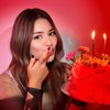 Nathalie Holscher Rayakan Ulang Tahun ke-31, Jalani Pemotretan Sambil Makan Kue Tart Sendirian