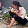 Deretan Momen Paula Verhoeven Makan di Pinggir Jalan, Dipuji Sebagai Artis Humble dan Tak Jaim!
