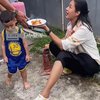 Deretan Momen Paula Verhoeven Makan di Pinggir Jalan, Dipuji Sebagai Artis Humble dan Tak Jaim!