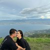 Deretan Potret Rendy Kjaernett & Lady Nayoan Liburan Romantis di Kota Palu Seperti Honeymoon Kembali! 
