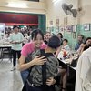 Asik Ngobrol Bareng Fans, Ini Potret Sederhana Lisa BLACKPINK di Warung Makan Populer di Thailand