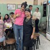 Asik Ngobrol Bareng Fans, Ini Potret Sederhana Lisa BLACKPINK di Warung Makan Populer di Thailand