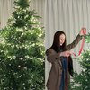 Deretan Potret Krystal Jung Rayakan Natal, Hias Pohon dengan Slay