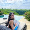 Gaya Cinta Laura Saat Liburan ke Bali, Wajah Cantik Natural di Pinggir Kolam Curi Perhatian