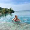 Gaya Cinta Laura Saat Liburan ke Bali, Wajah Cantik Natural di Pinggir Kolam Curi Perhatian