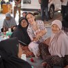 Selalu Tebar Kebaikan untuk Sesama, Ini Deretan Momen Yasmin Napper Jadi Relawan untuk Ibu-ibu Lansia