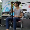 Potret Aisha Meglio Anak Duta Sheila On 7 Manggung Bareng Ayah, Jadi Backing Vocal SO7
