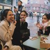 Berasa Kayak di Indonesia, Ini Potret Keseruan Azizah Salsha dan Nagita Salsha yang Lagi Nongkrong di London