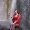 Disebut Bak Bidadari Kayangan, Ini Potret Dewi Perssik Basah-Basahan di Air Terjun Pakai Kebaya
