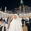 Cantik dan Elegan dengan Hijab, Deretan Style Gamis Febby Rastanty Selama Umroh Ini Bisa Kamu Jadikan Inspirasi! 