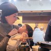 Deretan Potret Perjuangan Chelsea Olivia Makan Sambil Gendong Anak, Tetap Santai dan Tak Terlihat Repot! 