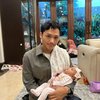 Potret Hangat Azriel Hermansyah Momong Ponakan, Sudah Cocok Jadi Bapak Nih?