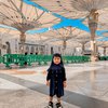 Cantik Pakai Hijab Bareng Mamanya, Ini Potret Baby Moana yang Seneng Banget Main di Masjid Nabawi