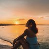 6 Potret Marion Jola Nikmati Sunset di Kupang, Orang dan Pemandangannya Sama-sama Cantik!
