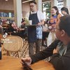 Biasa Tampil Necis Pakai Seragam Gubernur, Ini Potret Ridwan Kamil saat Jadi Waiter Coffeee Shop