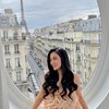 Gaya Rachel Vennya di Pemotretan Terbaru Berlatar Eiffel Tower, Rambut Badai Bak Iklan Shampo
