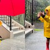 Potret Gemas Rayyanza Main Hujan-hujanan di Halaman Rumah, Atributnya Lengkap Banget!