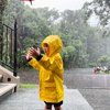 Potret Gemas Rayyanza Main Hujan-hujanan di Halaman Rumah, Atributnya Lengkap Banget!