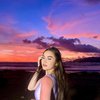 Elina Joerg Unggah Foto saat Nikmati Sunset, Warna Kulitnya Bikin Salah Fokus!