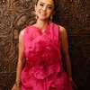 Gaya Yuni Shara Pakai Gaun Pink Berbunga, Awet Muda Bak Kembang yang Mekar Kembali