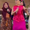 Gaya Yuni Shara Pakai Gaun Pink Berbunga, Awet Muda Bak Kembang yang Mekar Kembali
