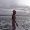 8 Potret Erika Carlina Main ke Pantai, Pamer Body Goals dan Kulit Eksotis