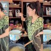 Potret Glenca Chysara Pakai Daster saat Masak, Tetap Cantik Meski Tampil Sederhana